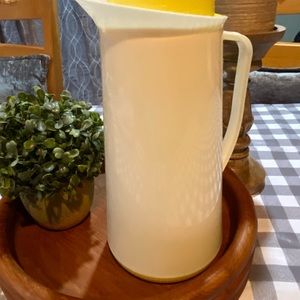 VINTAGE/ RETRO/ 1960s / Carnation plastic 2 quart pitcher